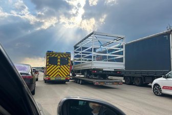 Stau-Risiko über Ostern: Autofahrer müssen sich überraschen lassen - Nicht vorhersehbar ist ein Stau nach einem Unfall, wie hier auf der A 4. Doch auch Prognosen zu Baustellen gibt es aktuell kaum.