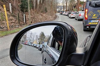 Stau vor Eispiraten-Heimspielen: Wie die Polizei an der Zeitzer Straße in Crimmitschau eingreift - Ein Bild, das viele Eispiraten-Fans kennen: Auf der Zeitzer Straße bildet sich ein Stau.