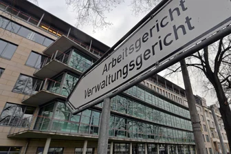 Stau vor Gericht: So will Sachsen Asylverfahren beschleunigen - In Sachsen sollen Asylklageverfahren künftig schneller bearbeitet werden, im Bild der Justizkomplex mit Arbeitsgericht und Verwaltungsgericht in Chemnitz.