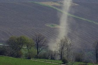 Staubteufel zieht 150 Meter übers Feld - Am Freitagnachmittag zog ein Staubteufel zwischen Hohndorf und Großolbersdorf über ein Feld.