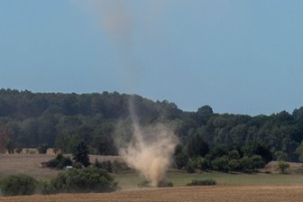 Staubwolke reicht weit in den Himmel - Über einem Feld in Schwarzbach hatte sich am Montag eine hohe Staubwolke gebildet.
