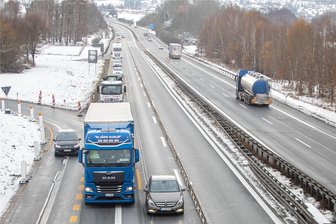 Staufalle A 72 nahe Plauen: Pendler können aufatmen - Die Autobahn 72 nahe der Anschlussstelle Plauen-Ost: Die Baustelle in Richtung Hof ist bereits beräumt, in Richtung Chemnitz soll das bis kommende Woche erfolgen.