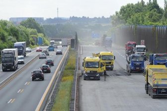 Staufalle Baustelle: Arbeiten an der A72 dauern bis Ferienende - Die rechten Fahrstreifen auf der Autobahn A72 zwischen Kreuz Chemnitz und Chemnitz-Süd sind derzeit den Baufahrzeugen vorbehalten. Die Fahrbahn wird erneuert. Durch die eingeengten Spuren kommt es in beiden Richtungen häufig zu Stau. Die Auffahrt und Abfahrt Rottluff ist voll gesperrt.
