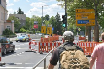 Staufalle wegen Bauarbeiten im Freiberger Zentrum: Jetzt spricht der Baubürgermeister - Staugefahr vorprogrammiert: An der Freiberger Bebelplatz-Kreuzung gibt es Verkehrseinschränkungen. Von der B 173 aus Richtung Dresden ist das Abbiegen weder nach rechts noch nach links derzeit erlaubt.