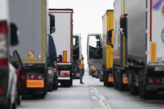 Staugefahr ab Mittwoch in Sachsen: Auf diesen Autobahnen wird es zu Ostern besonders eng - Autos und Lkw werden vermutlich wieder vor und an Ostern dicht an dicht auch auf Sachsens Autobahnen stehen.