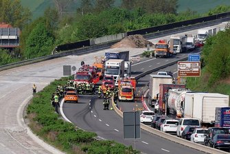 Staugefahr auf A4: Feuerwehr ändert Strategie für Einsätze - Einsatz für die Feuerwehr im Baustellenbereich auf der A4: Die Helfer aus Glauchau erreichten über die beiden rechten Spuren eher als die Helfer aus Meerane auf den beiden linken Spuren die Einsatzstelle. 