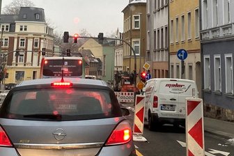 An der Ampel beim Tzschirnerplatz in Mittweida staut sich seit einigen Tagen immer wieder der Verkehr. Grund ist eine zusätzliche Sperrung.