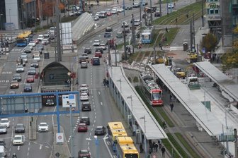 Staugefahr: Umbau der Zentralhaltestelle wird fortgesetzt - Blick auf die Bahnhofstraße an der Chemnitzer Zentralhaltestelle im Oktober 2017, wo umfangreiche Bauarbeiten gestartet sind.