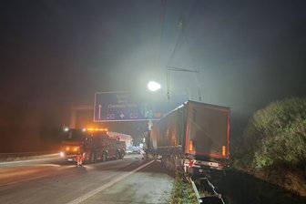 Staugefahr wegen Bergungsarbeiten auf A 4 bei Chemnitz-Glösa - Die Bergungsarbeiten laufen seit den Nachtstunden.