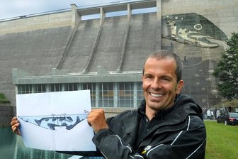 Staumauer der Talsperre Eibenstock erhält ein Kunstwerk auf Zeit - Klaus Dauven zeigt den zeichnerischen Entwurf seines Bildes "Fisch-Reich", von dem ein kleiner Teil schon auf der Mauer zu sehen ist.