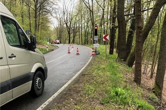 Staus durch Baustellenampeln im Chemnitztal - Mitarbeiter der Straßenmeisterei Mühlau führen Baumfäll- und Pflegearbeiten an der B 107 im Chemnitztal aus. 