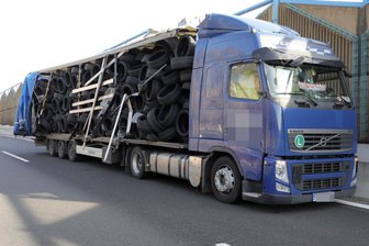 Staus nach Lkw-Unfällen auf A72 bei Chemnitz und A4 bei Limbach-Oberfrohna - Auf der A72 an der Anschlusstelle Chemnitz-Süd fuhr am Montagfrüh ein Lkw auf einen anderen Lkw auf.
