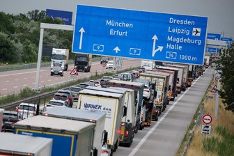 Staus und volle Straßen an Christi Himmelfahrt: Hier müssen Sie aufpassen - In den kommenden Tagen kann es sich schnell mal stauen auf der Autobahn.