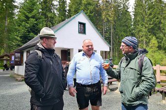 Stausee-Imbiss in Schönheide hat nun geöffnet - Richard Bauer, Betreiber des Stausee-Imbiss (Mitte), hat Himmelfahrt viele Gäste begrüßt, auch Ronny (li.) und Martin (re.) aus Schönheide.