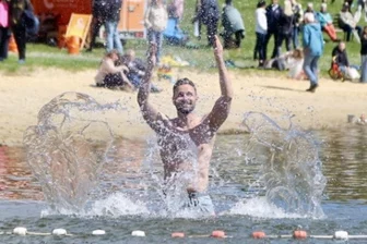 Stausee Rabenstein jetzt 30 Zentimeter höher gelegt - Robin Halank ist neuer Betriebsleiter in Rabenstein. Beim Anbaden war er selbst dabei.
