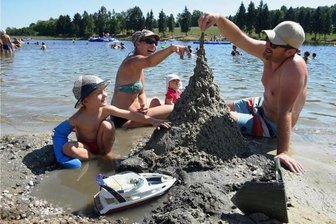 Stausee Rabenstein startet am 15. Mai in die Badesaison - Es darf bald wieder gebadet werden am Stausee. So warm wie auf unserem Archivbild ist es jedoch bestimmt noch nicht. 