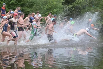 Stausee-Triathlon im Erzgebirge: Was Runde Nummer 34 zu bieten hat - Beim Schönheider Stausee-Triathlon waren voriges Jahr 104 Einzelstarter und zwölf Staffeln am Start.