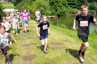 Stauseelauf zum Aufwärmen - Mit der Nr. 112 lief der spätere Sieger Matteo Walzel (rechts) die Sieben-Kilometer-Strecke beim Stauseelauf. In der Mitte ist im hell-violetten Shirt Maik Rose (Nr. 8) zu erkennen. Er siegte über 3,5 Kilometer. 