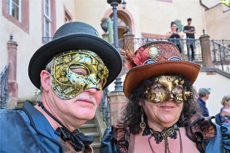 Steampunk auf Schloss Wolkenburg: Zeitreise hinter historischem Gemäuer - Masken aus Metall, Kleidung bis ins letzte Detail geplant: Steampunker überlassen nichts dem Zufall.