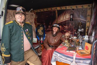 Steampunk-Event im Vogtland erlebt Ansturm: 2000 Besucher bei Zeitreise-Fest - Michael und Ines Brenner aus Niederösterreich hatten ihr Auto im Steampunk-Stil ausgestattet.