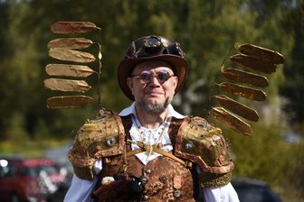 Steampunk-Event im Vogtland: „Hier wurde etwas geschaffen, was vorher nicht vorstellbar war“ - Kreativität pur: Viele Gäste zeigten beim Zeitreisefest am Weltraumbahnhof in Morgenröthe-Rautenkranz ihre besonderen Outfits.