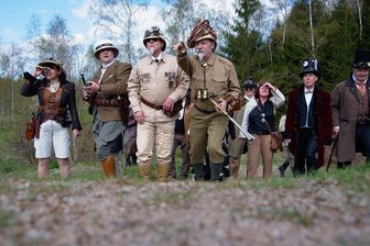 Steampunk-Spaß: Wenn Loch Ness im Vogtland liegt - Auf der Pirsch: Eine Gruppe von Steampunkern war am Samstag im Gebiet am Schlemmteich in Gottesberg unterwegs. Gesucht wurde ein selbst gebasteltes Seeungeheuer. 