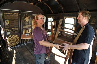 Steampunk-Zeitreisefest in Morgenröthe-Rautenkranz mit besonderer Premiere - Für das Steampunk-Zeitreisefest werden die beiden Zugwagenteile von Nancy und Markus Preller eingeräumt. Die Wagenteile sollen künftig öffentlich genutzt werden können.