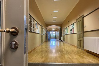 Stechender Geruch: Nach Evakuierung der Reichenbacher Friedensschule ermittelt jetzt die Polizei - Verwaistes Schulhaus. Die Reichenbacher Friedensschule wurde aufgrund stechenden und pfeffrigen Geruchs am Donnerstagmorgen evakuiert.