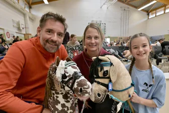 Steckenpferde im Erzgebirge – Warum das teils belächelte Hobby-Horsing boomt - Für Familie Butler - Vater Sven, Mutter Melanie und Tochter Emilia - gehört Hobby-Horsing dazu.