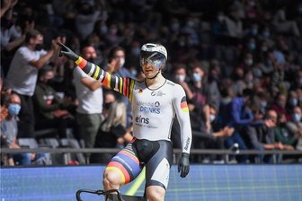 Stefan Bötticher triumphiert im Keirin - Stefan Bötticher jubelt über seinen Sieg. 