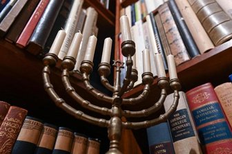 Ein Chanukkaleuchter steht in der "Stefan und Inge Heym Arbeitsbibliothek" vor den Büchern.