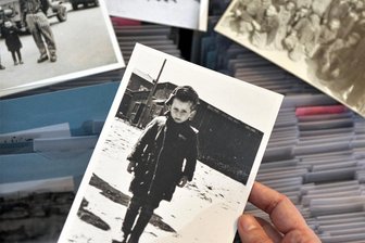 Stefan Jerzy Zweig: Buchenwald-Kind aus „Nackt unter Wölfen“ gestorben - Eine im Archiv der Gedenkstätte Buchenwald aufbewahrte Aufnahme zeigt Stefan Jerzy Zweig nach der Befreiung des KZ. Der Roman „Nackt unter Wölfen“ machte das Schicksal des Jungen weltbekannt. Im Februar ist er gestorben, wie die Gedenkstätte am Sonntag mitteilte.