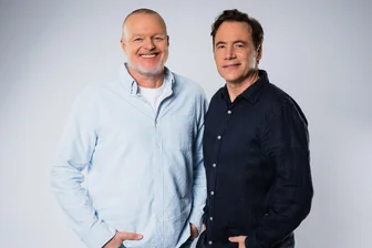Stefan Raab: „Aber ich habe auch ein bisschen Weisheit dazugewonnen im Leben“ - Stefan Raab (links) und Michael Bully Herbig bilden in einer neuen Live-Show ein Dreamteam und treten gegen einen Kandidaten an, der drei Mitbewerber besiegt hat. Elton führt als Spielleiter durch die Show, Frank Buschmann kommentiert die Battles. Die Kandidaten können 250.000 Euro gewinnen. Foto: RTL /Raab Entertainment/Bene Müller