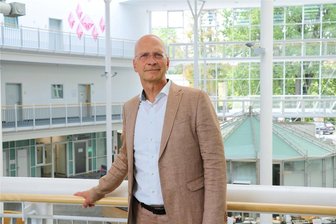 Stefan Todtwalusch im Interview: Darum hört der Chef des Kreiskrankenhauses in Freiberg auf - Stefan Todtwalusch schätzt die Architektur der Glas-Eingangshalle des Krankenhauses Freiberg. Zum Nachdenken kommt er mitunter hierher oder geht ins Außengelände der Klinik.