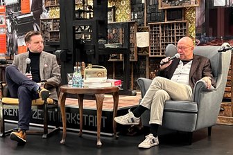 Stefan Tschök feiert Premiere seines neuen Buches in Frankenberg - Buchautor Stefan Tschök (r.) und Christian Wobst, Geschäftsführer der Claus Verlag GmbH, bei der Buchlesung in der Frankenberger Zeitwerkstadt.