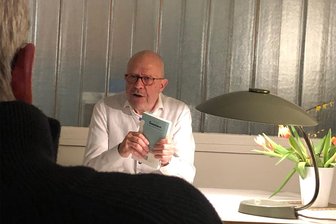 Stefan Tschök kehrt zurück zu seinen Wurzeln: Sein Buch „Seestern“ handelt von der DDR-Jugend in Flöha - Stefan Tschök liest im vollbesetzten Saal der Schauweberei Braunsdorf. Auf seiner Lesereise macht der in Flöha aufgewachsene Autor als nächstes am 23. Februar in Zschopau Station.