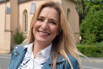 Stefanie Hertel erhält höchste Auszeichnung im Freistaat Sachsen - Stefanie Hertel vor der Katharinenkirche in ihrer Heimatstadt Oelsnitz. Jetzt wird sie geehrt.