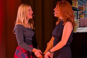 Stefanie Hertel in Freiberg: Was treue Fans über das Konzert sagen - Stefanie Hertel (l.) sang mit ihrer Tochter, Johanna Mross, in der Nikolaikirche in Freiberg weihnachtliche Lieder.