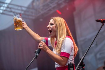 Stefanie Hertel rockt das Auerbacher Stadtfest: Was Besucher schon jetzt zum Festwochenende wissen sollten - Mit ihrer Dirndl-Rockband wird Stefanie Hertel am Wochenende auf dem Auerbacher Stadtfest auftreten. Es ist einer der Höhepunkte, versprechen die Organisatoren.
