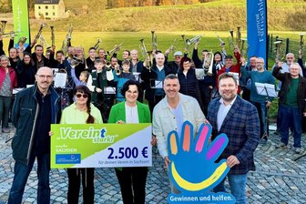 Stefanie Hertel verhilft Parkverein Saupersdorf zum Erfolg - Jubel beim Gartendenkmalverein „Park Saupersdorf“ über den Gewinn von 2500 Euro.
