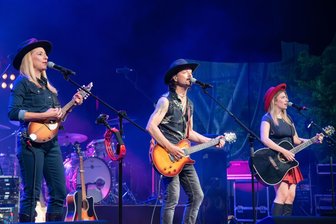 Stefanie Hertel zwischen Trauer und Konzertbühne: „Mein Papa hätte es so gewollt“ - Die Band More Than Words mit Stefanie Hertel, Lanny Lanner und Johanna Mross trat als Vorband für Bonnie Tyler im Naturtheater Bad Elster auf.