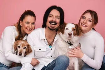 Stefanie Hertels „Family Christmas“ in Freiberg: So feiert die Sängerin Weihnachten - Stefanie Hertel lädt mit ihrer Familie, Mann und Tochter, in die Nikolaikirche in Freiberg ein.