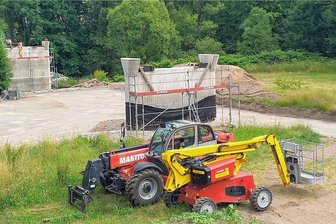 Stegbrücke in Flöha: Am Montag rücken die Monteure an - Die neuen Pfeiler sind für die Montage der neuen Elemente der Stegbrücke in Flöha vorberietet.