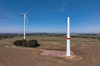 Stehen in Schwarzbach bei Königsfeld bald die höchsten Windräder Sachsens? - Ein Blick auf die Baustelle des Windparks bei Wiederau aus dem Herbst lässt die Dimension in Schwarzbach erahnen.