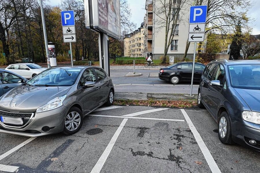 Stehen Motorradfahrern in Zwickau künftig mehr Parkplätze zur Verfügung? - Nicht immer halten Autofahrer Parkplätze für Motorräder frei, wie dieses Bild aus Chemnitz beweist. 