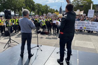 „Stehen Sie zu Ihrem Wort!“: Theaterleute appellieren in offenem Brief an Verantwortung der Stadt Plauen - Protestkundgebung der Theaterschaffenden vergangene Woche vor dem Landtag in Dresden.