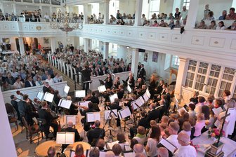 Stehende Ovationen für einmalige Kantate: So lief der Auftakt zu Thalheims Stadtjubiläum - Kirchenchor, Kurrende, die Leipziger Symphoniker sowie Sänger László Varga bescherten dem Publikum ein einmaliges Konzert.