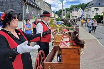 Stehender Gelenauer Festumzug bewegt Tausende Besucher - Entlang der 4,3 Kilometer langen „Räs durch Gäln" gab es immer wieder Stärkungsmöglichkeiten sowie musikalische Unterhaltung – so wie hier dank Karin und Frank Reuter und ihrer Drehorgel.