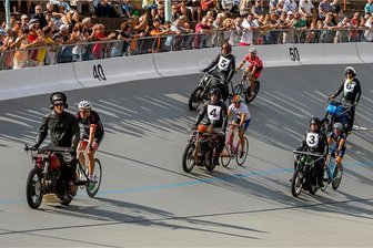 Steher-DM in Chemnitz: Vor Heimpublikum auf das Podest - Ein Hauch Nostalgie wehte beim Rennen der "Alten Meister hinter historischen Maschinen" um das Oval.