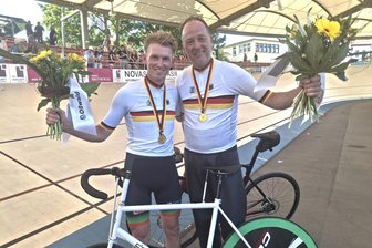 Steher-Meisterschaft: Teamwork zahlt sich aus: Rautzenberg und Lohse im Siegesrausch - Robin Rautzenberg (l.) wurde auf der Radrennbahn Erfurt hinter seinem Schrittmacher Sven Lohse Deutscher Stehermeister..